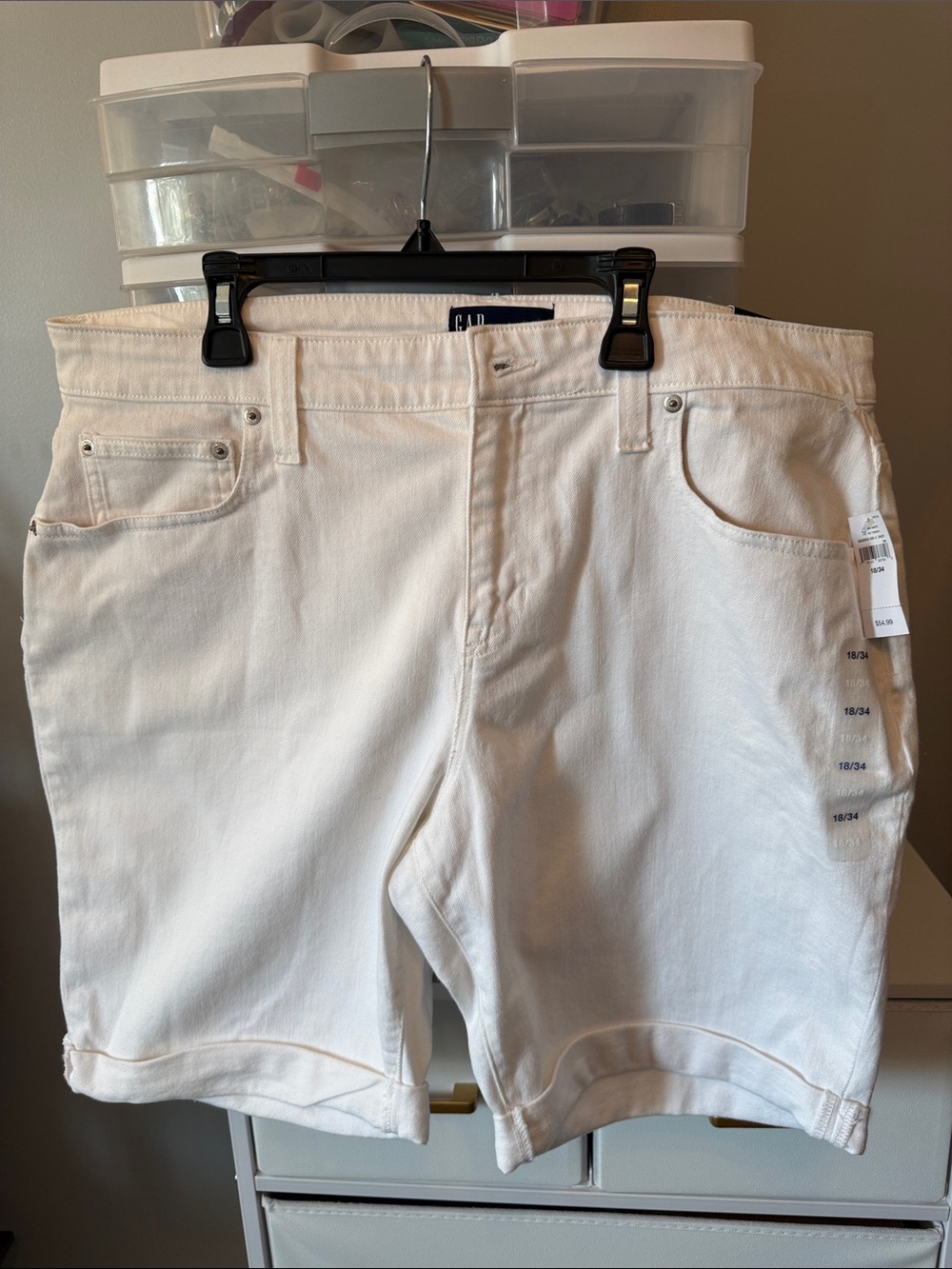 NWT- GAP WOMEN’S White Denim Bermuda Roll-Cuff Jean Shorts- SIZE 18